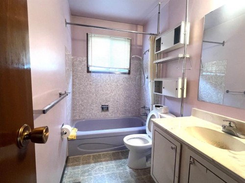 176 Huntchester Crescent Ne, Calgary, AB - Indoor Photo Showing Bathroom