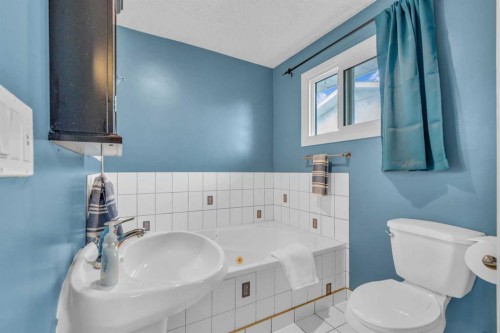403 Queen Alexandra Way Se, Calgary, AB - Indoor Photo Showing Bathroom