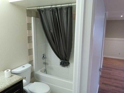 2 Holsworth Place, Sylvan Lake, AB - Indoor Photo Showing Bathroom