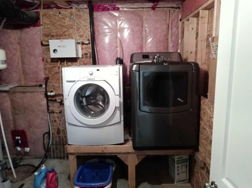 2 Holsworth Place, Sylvan Lake, AB - Indoor Photo Showing Laundry Room