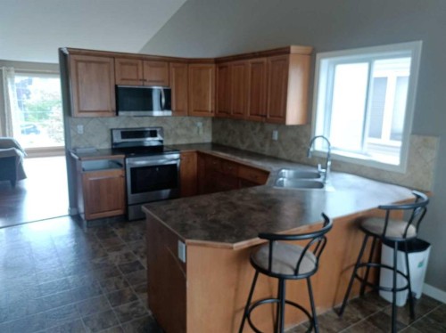 2 Holsworth Place, Sylvan Lake, AB - Indoor Photo Showing Kitchen With Double Sink