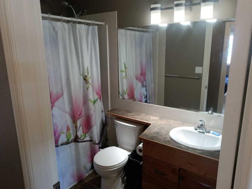 2 Holsworth Place, Sylvan Lake, AB - Indoor Photo Showing Bathroom