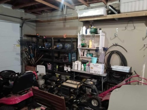 2 Holsworth Place, Sylvan Lake, AB - Indoor Photo Showing Garage