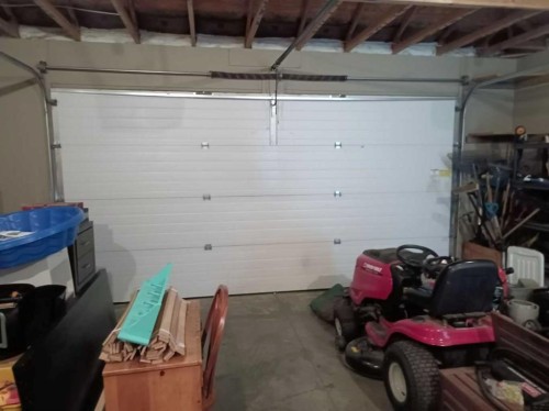 2 Holsworth Place, Sylvan Lake, AB - Indoor Photo Showing Garage