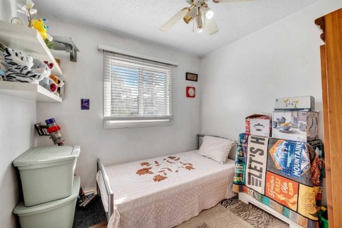 5848 Maddock Drive Ne, Calgary, AB - Indoor Photo Showing Bedroom