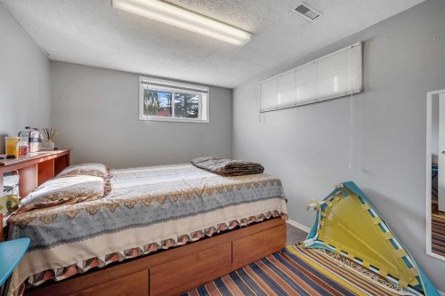 5848 Maddock Drive Ne, Calgary, AB - Indoor Photo Showing Bedroom
