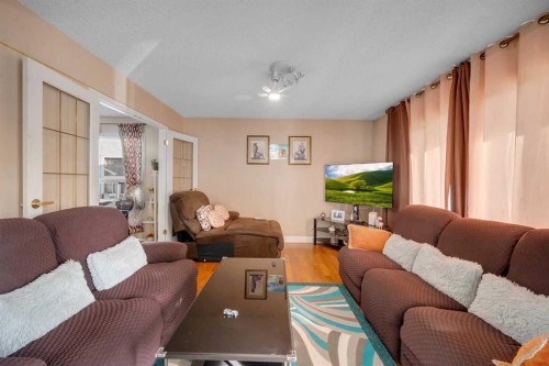 5848 Maddock Drive Ne, Calgary, AB - Indoor Photo Showing Living Room
