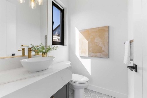 3716 44 Street Sw, Calgary, AB - Indoor Photo Showing Bathroom