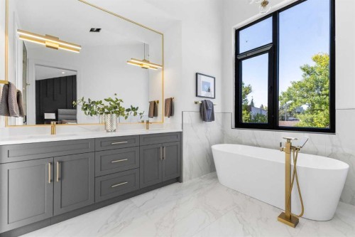 3716 44 Street Sw, Calgary, AB - Indoor Photo Showing Bathroom