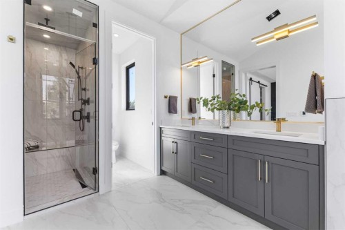 3716 44 Street Sw, Calgary, AB - Indoor Photo Showing Bathroom