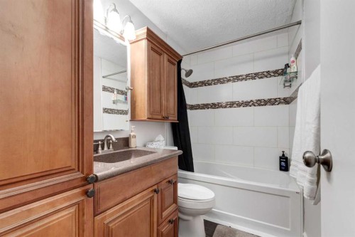 27 Bedfield Close Ne, Calgary, AB - Indoor Photo Showing Bathroom