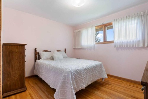 16 Chatham Drive Nw, Calgary, AB - Indoor Photo Showing Bedroom