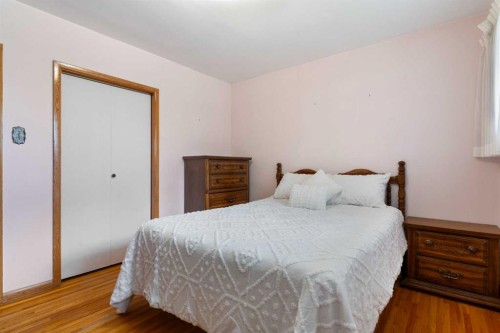 16 Chatham Drive Nw, Calgary, AB - Indoor Photo Showing Bedroom