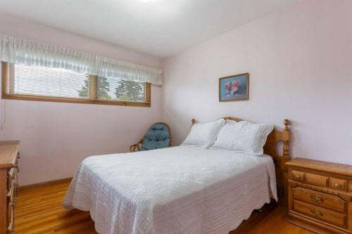 16 Chatham Drive Nw, Calgary, AB - Indoor Photo Showing Bedroom