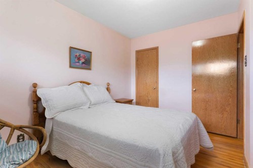 16 Chatham Drive Nw, Calgary, AB - Indoor Photo Showing Bedroom