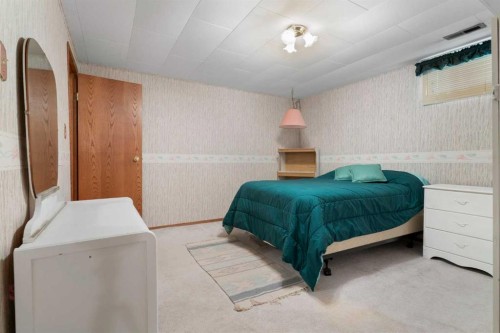 16 Chatham Drive Nw, Calgary, AB - Indoor Photo Showing Bedroom