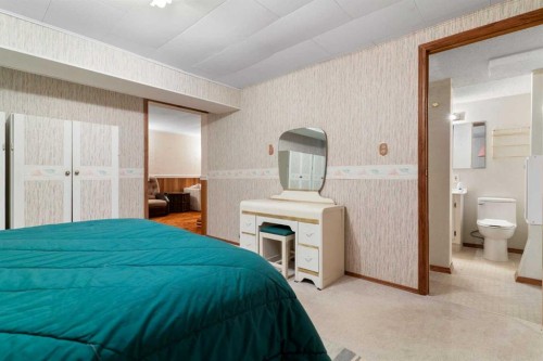 16 Chatham Drive Nw, Calgary, AB - Indoor Photo Showing Bedroom