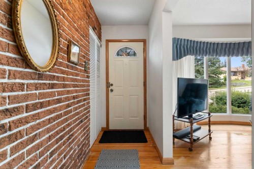 16 Chatham Drive Nw, Calgary, AB - Indoor Photo Showing Other Room