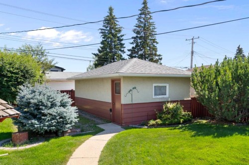 16 Chatham Drive Nw, Calgary, AB - Outdoor
