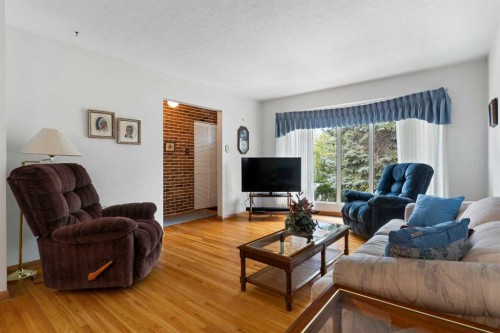 16 Chatham Drive Nw, Calgary, AB - Indoor Photo Showing Living Room