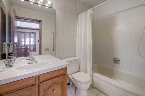 76 Edgeland Road Nw, Calgary, AB - Indoor Photo Showing Bathroom