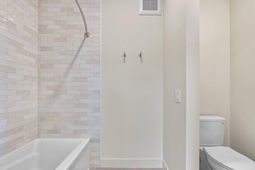 30 Greenwich Row Nw, Calgary, AB - Indoor Photo Showing Bathroom