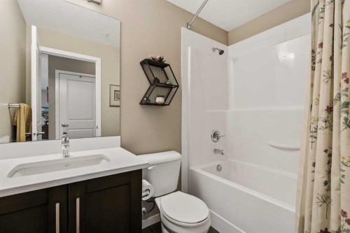 204-10 Mahogany Mews Se, Calgary, AB - Indoor Photo Showing Bathroom