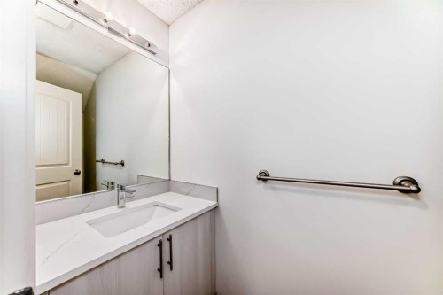 10-305 Village Mews Sw, Calgary, AB - Indoor Photo Showing Bathroom