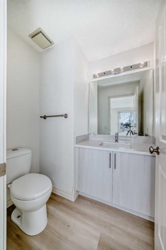 10-305 Village Mews Sw, Calgary, AB - Indoor Photo Showing Bathroom