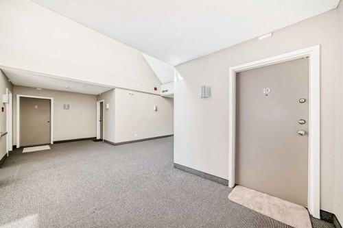 10-305 Village Mews Sw, Calgary, AB - Indoor Photo Showing Other Room