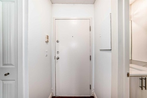 10-305 Village Mews Sw, Calgary, AB - Indoor Photo Showing Other Room
