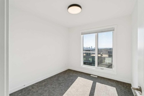 228 Sovereign Common Sw, Calgary, AB - Indoor Photo Showing Other Room