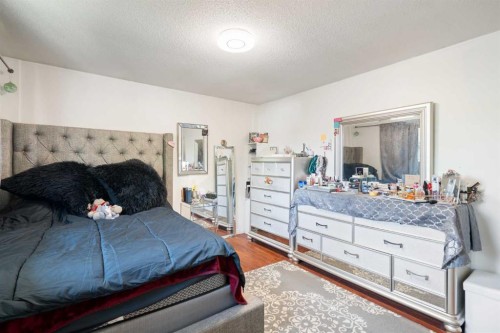 3212 Dover Crescent Se, Calgary, AB - Indoor Photo Showing Bedroom