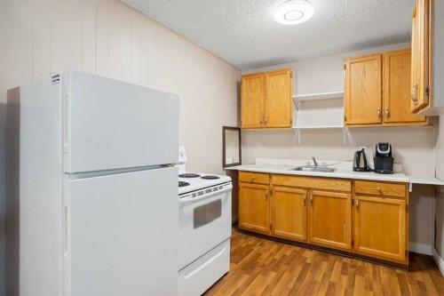 3212 Dover Crescent Se, Calgary, AB - Indoor Photo Showing Kitchen