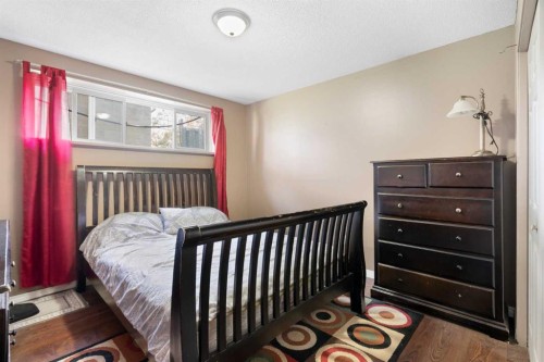 3212 Dover Crescent Se, Calgary, AB - Indoor Photo Showing Bedroom