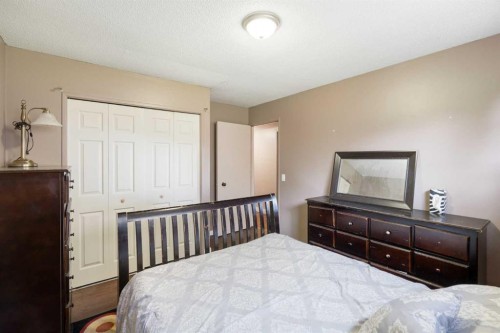 3212 Dover Crescent Se, Calgary, AB - Indoor Photo Showing Bedroom