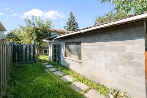 3212 Dover Crescent Se, Calgary, AB - Outdoor