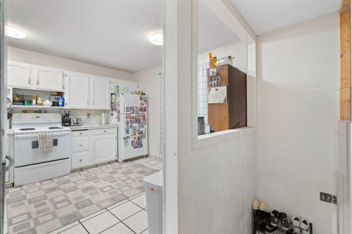 3212 Dover Crescent Se, Calgary, AB - Indoor Photo Showing Kitchen