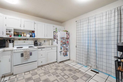 3212 Dover Crescent Se, Calgary, AB - Indoor Photo Showing Kitchen