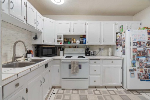 3212 Dover Crescent Se, Calgary, AB - Indoor Photo Showing Kitchen