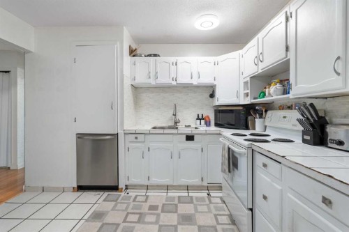 3212 Dover Crescent Se, Calgary, AB - Indoor Photo Showing Kitchen