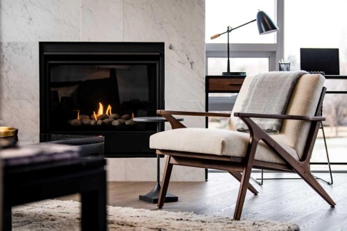 301-738 1 Avenue Sw, Calgary, AB - Indoor Photo Showing Living Room With Fireplace