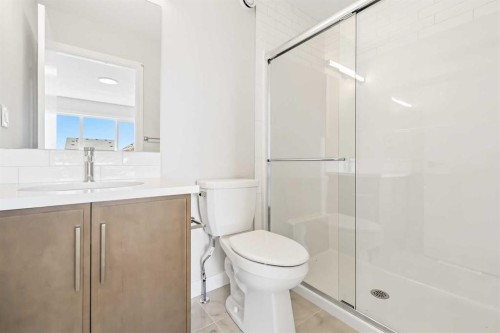 7023 Rangeview Avenue Se, Calgary, AB - Indoor Photo Showing Bathroom