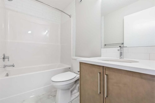 7023 Rangeview Avenue Se, Calgary, AB - Indoor Photo Showing Bathroom