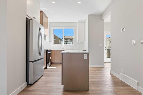 7023 Rangeview Avenue Se, Calgary, AB - Indoor Photo Showing Kitchen