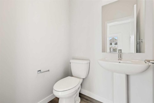 7023 Rangeview Avenue Se, Calgary, AB - Indoor Photo Showing Bathroom