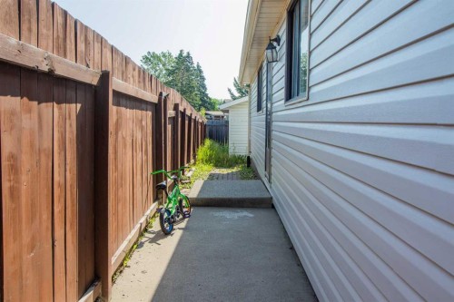 143 Castlegrove Road Ne, Calgary, AB - Outdoor