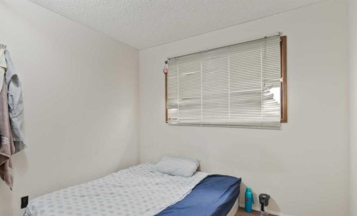 110 39 Street Se, Calgary, AB - Indoor Photo Showing Bedroom