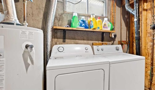 110 39 Street Se, Calgary, AB - Indoor Photo Showing Laundry Room