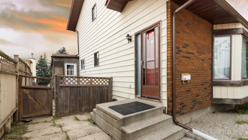 110 39 Street Se, Calgary, AB - Outdoor With Exterior